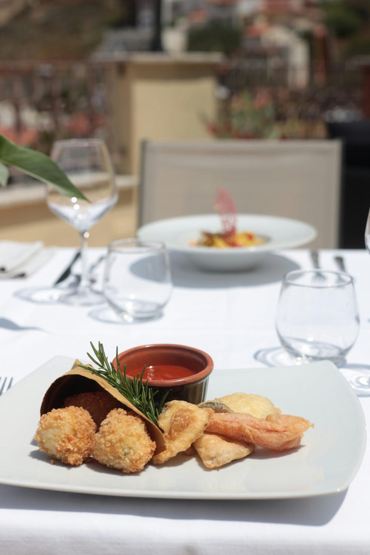 Frit del mar amb romaní i salsa